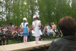 Speciālo skolu skolēnu pašdarināto tērpu 16. modes skate Lielplatonē 2009. gada 14. maijā_7