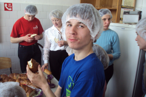  C līmeņa skolēnu un viņu vecāku ekskursija uz maizes ceptuvi 2010. gada 13. maijā_23