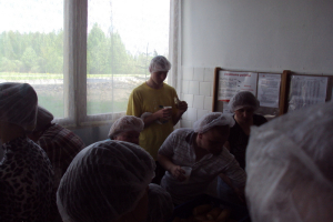  C līmeņa skolēnu un viņu vecāku ekskursija uz maizes ceptuvi 2010. gada 13. maijā_25
