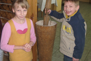 Jaunāko klašu ekskursija uz Aglonu 2010. gada martā_25