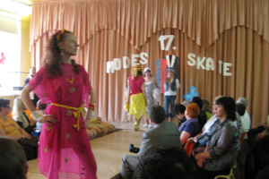 Skolēnu pašdarināto tērpu skate Lielplatonē 2010. gada 13. maijā_14