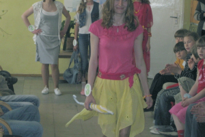 Skolēnu pašdarināto tērpu skate Lielplatonē 2010. gada 13. maijā_18
