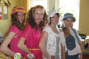 Skolēnu pašdarināto tērpu skate Lielplatonē 2010. gada 13. maijā