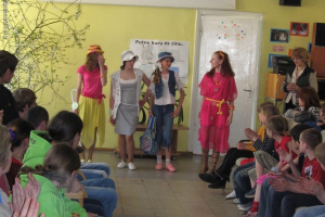 Skolēnu pašdarināto tērpu skate Lielplatonē 2010. gada 13. maijā_40