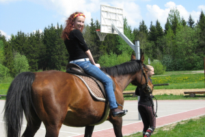 Skolēnu pašdarināto tērpu skate Lielplatonē 2010. gada 13. maijā_51