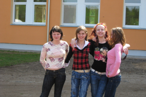 Skolēnu pašdarināto tērpu skate Lielplatonē 2010. gada 13. maijā_71