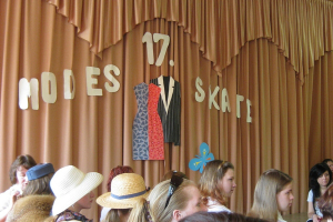Skolēnu pašdarināto tērpu skate Lielplatonē 2010. gada 13. maijā_7