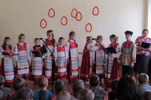 Pareizticīgo mācītāja uzruna Lieldienās un folkloras grupas 