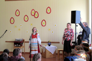 Pareizticīgo mācītāja uzruna Lieldienās un folkloras grupas 