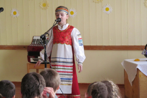 Pareizticīgo mācītāja uzruna Lieldienās un folkloras grupas 