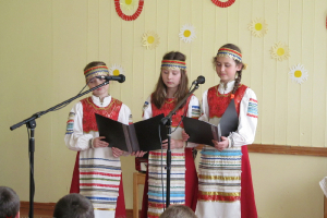 Pareizticīgo mācītāja uzruna Lieldienās un folkloras grupas 