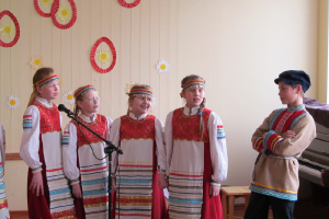 Pareizticīgo mācītāja uzruna Lieldienās un folkloras grupas 