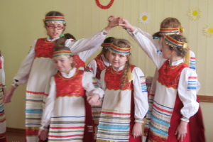 Pareizticīgo mācītāja uzruna Lieldienās un folkloras grupas 
