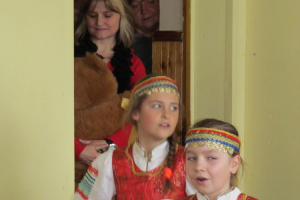 Pareizticīgo mācītāja uzruna Lieldienās un folkloras grupas 