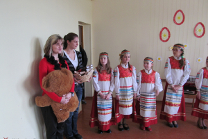 Pareizticīgo mācītāja uzruna Lieldienās un folkloras grupas 