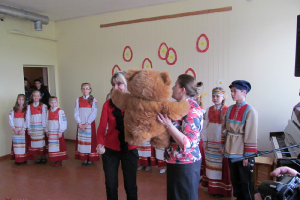 Pareizticīgo mācītāja uzruna Lieldienās un folkloras grupas 