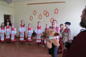 Pareizticīgo mācītāja uzruna Lieldienās un folkloras grupas 