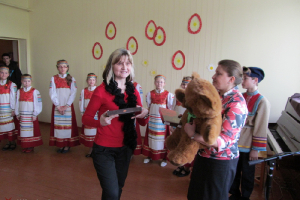 Pareizticīgo mācītāja uzruna Lieldienās un folkloras grupas 