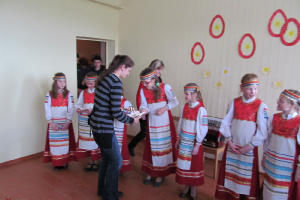 Pareizticīgo mācītāja uzruna Lieldienās un folkloras grupas 