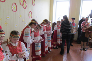 Pareizticīgo mācītāja uzruna Lieldienās un folkloras grupas 