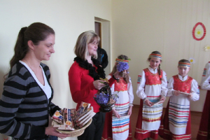 Pareizticīgo mācītāja uzruna Lieldienās un folkloras grupas 
