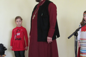 Pareizticīgo mācītāja uzruna Lieldienās un folkloras grupas 
