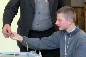 Skolā viesojas stikla suvenīru izgatavotājs A. Virbulis 2012. gada 11. aprīlī_30