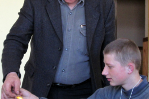 Skolā viesojas stikla suvenīru izgatavotājs A. Virbulis 2012. gada 11. aprīlī_31