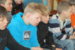 Skolā viesojas stikla suvenīru izgatavotājs A. Virbulis 2012. gada 11. aprīlī_3