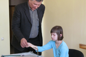 Skolā viesojas stikla suvenīru izgatavotājs A. Virbulis 2012. gada 11. aprīlī_40