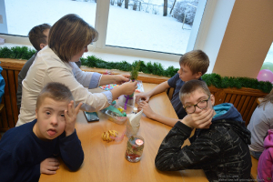  Ziemassvētku tikšanās ar Ingaru Punculi un dakteri klaunu Žuku C klašu struktūrvienībā_13