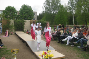 Speciālo skolu skolēnu pašdarināto tērpu 16. modes skate Lielplatonē 2009. gada 14. maijā